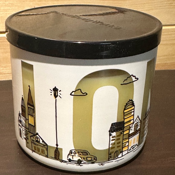Limited edition BATH & BODY WORKS Tea & Lemon London candle. - Picture 2 of 6